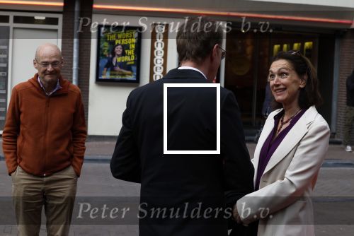 Amsterdam 13 april 2022
Premiere de openbaring in de melkweg met in de hoofdrollen Monic Hendrickx en Victor Low. Monic kwam met haar man(oranje bruine hoodie) en dochter