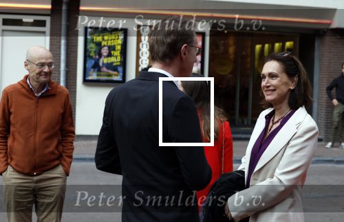Amsterdam 13 april 2022
Premiere de openbaring in de melkweg met in de hoofdrollen Monic Hendrickx en Victor Low. Monic kwam met haar man(oranje bruine hoodie) en dochter