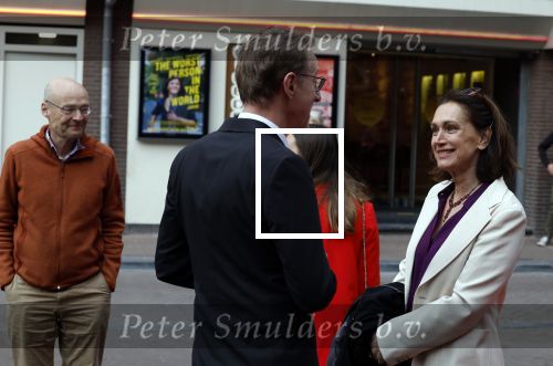 Amsterdam 13 april 2022
Premiere de openbaring in de melkweg met in de hoofdrollen Monic Hendrickx en Victor Low. Monic kwam met haar man(oranje bruine hoodie) en dochter