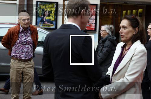 Amsterdam 13 april 2022
Premiere de openbaring in de melkweg met in de hoofdrollen Monic Hendrickx en Victor Low. Monic kwam met haar man(oranje bruine hoodie) en dochter