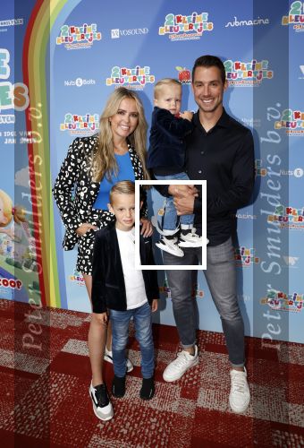 Amsterdam 1 mei 2022
Premiere 2 kleine kleutertjes bedacht door Jan Smit .
Monique Smit met partner en hun 2 zoons