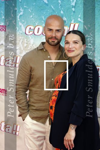 Amsterdam 20 april 2022
Premiere Costa in Tuschinski. Castleden oa , Katja Schuurman Abbey Hoes Soy Kroon Stephanie v Eer Oscar Aerts Sinan Eroglu Roeland Fernhout Tina de Bruin en Lisa Zweerman . De regisseur is Jon Karhaus en Diederik Jekel heeft het script geschreven. Oscar Aerts kwam met zijn zwangere vrouw