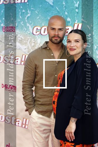Amsterdam 20 april 2022
Premiere Costa in Tuschinski. Castleden oa , Katja Schuurman Abbey Hoes Soy Kroon Stephanie v Eer Oscar Aerts Sinan Eroglu Roeland Fernhout Tina de Bruin en Lisa Zweerman . De regisseur is Jon Karhaus en Diederik Jekel heeft het script geschreven. Oscar Aerts kwam met zijn zwangere vrouw