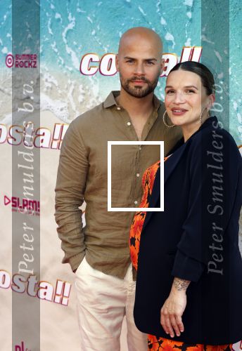 Amsterdam 20 april 2022
Premiere Costa in Tuschinski. Castleden oa , Katja Schuurman Abbey Hoes Soy Kroon Stephanie v Eer Oscar Aerts Sinan Eroglu Roeland Fernhout Tina de Bruin en Lisa Zweerman . De regisseur is Jon Karhaus en Diederik Jekel heeft het script geschreven. Oscar Aerts kwam met zijn zwangere vrouw
