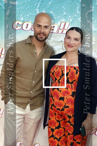 Amsterdam 20 april 2022
Premiere Costa in Tuschinski. Castleden oa , Katja Schuurman Abbey Hoes Soy Kroon Stephanie v Eer Oscar Aerts Sinan Eroglu Roeland Fernhout Tina de Bruin en Lisa Zweerman . De regisseur is Jon Karhaus en Diederik Jekel heeft het script geschreven. Oscar Aerts kwam met zijn zwangere vrouw