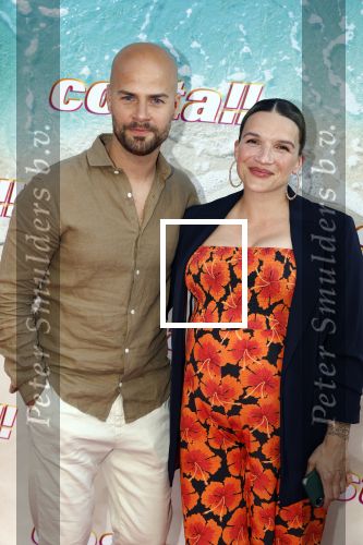 Amsterdam 20 april 2022
Premiere Costa in Tuschinski. Castleden oa , Katja Schuurman Abbey Hoes Soy Kroon Stephanie v Eer Oscar Aerts Sinan Eroglu Roeland Fernhout Tina de Bruin en Lisa Zweerman . De regisseur is Jon Karhaus en Diederik Jekel heeft het script geschreven. Oscar Aerts kwam met zijn zwangere vrouw