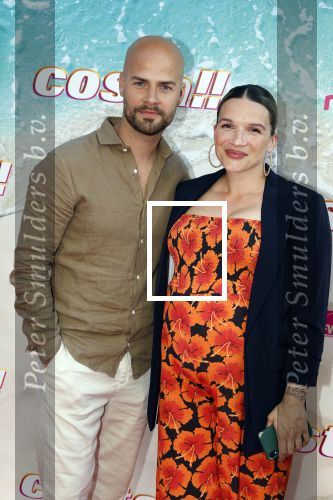 Amsterdam 20 april 2022
Premiere Costa in Tuschinski. Castleden oa , Katja Schuurman Abbey Hoes Soy Kroon Stephanie v Eer Oscar Aerts Sinan Eroglu Roeland Fernhout Tina de Bruin en Lisa Zweerman . De regisseur is Jon Karhaus en Diederik Jekel heeft het script geschreven. Oscar Aerts kwam met zijn zwangere vrouw