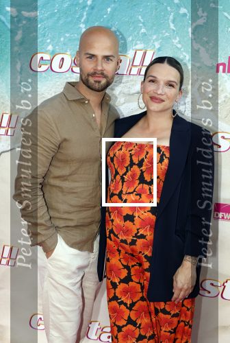 Amsterdam 20 april 2022
Premiere Costa in Tuschinski. Castleden oa , Katja Schuurman Abbey Hoes Soy Kroon Stephanie v Eer Oscar Aerts Sinan Eroglu Roeland Fernhout Tina de Bruin en Lisa Zweerman . De regisseur is Jon Karhaus en Diederik Jekel heeft het script geschreven. Oscar Aerts kwam met zijn zwangere vrouw