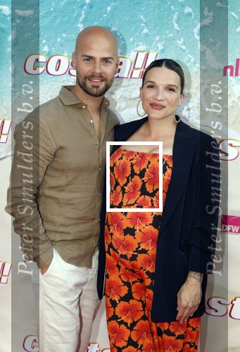 Amsterdam 20 april 2022
Premiere Costa in Tuschinski. Castleden oa , Katja Schuurman Abbey Hoes Soy Kroon Stephanie v Eer Oscar Aerts Sinan Eroglu Roeland Fernhout Tina de Bruin en Lisa Zweerman . De regisseur is Jon Karhaus en Diederik Jekel heeft het script geschreven. Oscar Aerts kwam met zijn zwangere vrouw