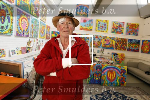 Amsterdam 1 mei 2022
Peter Faber na ongeluk in zijn atelier aan het werk.