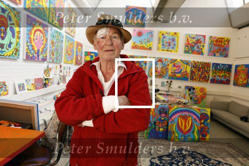 Amsterdam 1 mei 2022
Peter Faber na ongeluk in zijn atelier aan het werk.