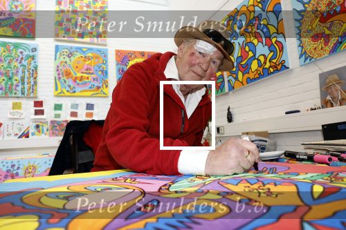 Amsterdam 1 mei 2022
Peter Faber na ongeluk in zijn atelier aan het werk.