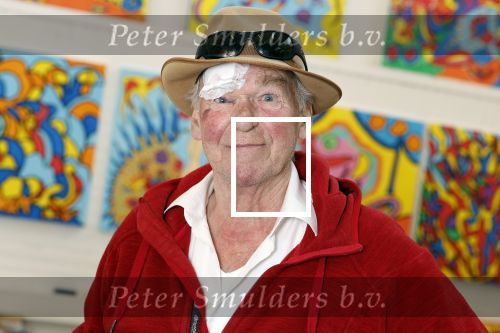 Amsterdam 1 mei 2022
Peter Faber na ongeluk in zijn atelier aan het werk.