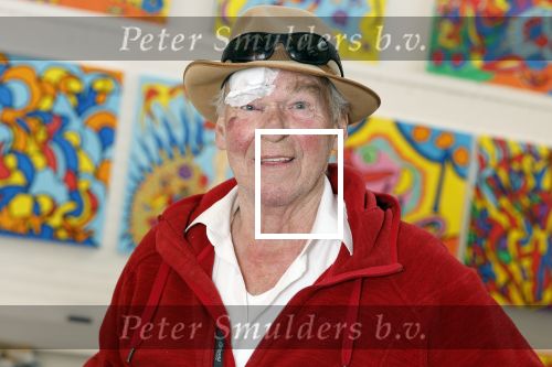 Amsterdam 1 mei 2022
Peter Faber na ongeluk in zijn atelier aan het werk.