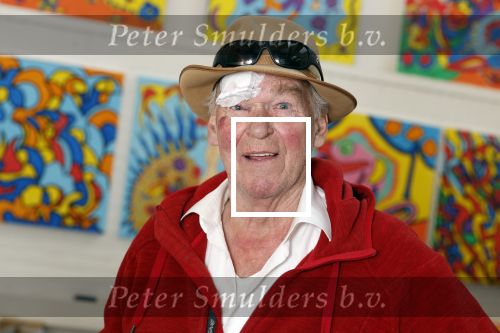 Amsterdam 1 mei 2022
Peter Faber na ongeluk in zijn atelier aan het werk.