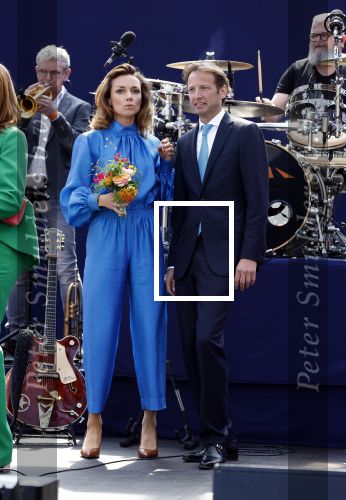 Maastricht 27 april 2022
Koningsdag wordt dit jaar in Maastricht gevierd . Aanwezig Koning Willem Alexander Koningin Maxima Prinses Amalia Prinses Alexia Prinses Ariane Prins Constantijn Prinses Laurentien Prins Maurits Prinses Marilene Prins Bernhard Prinses Annette Prins Floris Prinses Aimee Prins Pieter Christiaan en Prinses Annette.