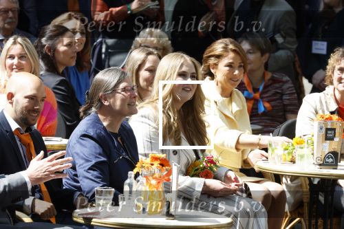 Maastricht 27 april 2022
Koningsdag wordt dit jaar in Maastricht gevierd . Aanwezig Koning Willem Alexander Koningin Maxima Prinses Amalia Prinses Alexia Prinses Ariane Prins Constantijn Prinses Laurentien Prins Maurits Prinses Marilene Prins Bernhard Prinses Annette Prins Floris Prinses Aimee Prins Pieter Christiaan en Prinses Annette.
