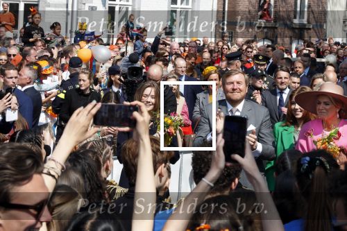 Maastricht 27 april 2022
Koningsdag wordt dit jaar in Maastricht gevierd . Aanwezig Koning Willem Alexander Koningin Maxima Prinses Amalia Prinses Alexia Prinses Ariane Prins Constantijn Prinses Laurentien Prins Maurits Prinses Marilene Prins Bernhard Prinses Annette Prins Floris Prinses Aimee Prins Pieter Christiaan en Prinses Annette.