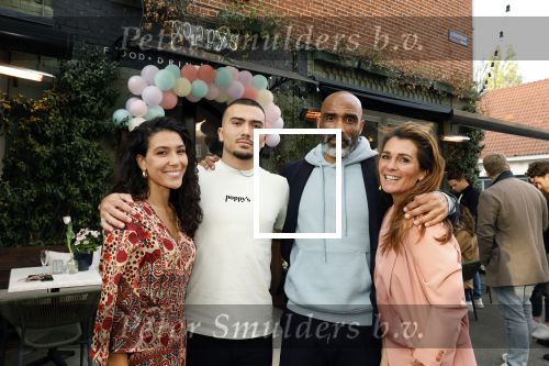 Amsterdam 29 april 2022
Opening Restaurant Poppys van Moise Trustfull Carola Kirschbaum en Britt Scholte in de amsterdamse pijp. Moise en haar broer Kayne en vader Orlando Trustfull en moeder Quinty