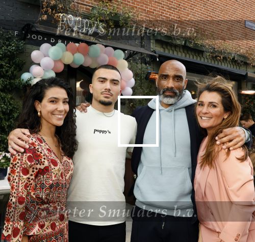 Amsterdam 29 april 2022
Opening Restaurant Poppys van Moise Trustfull Carola Kirschbaum en Britt Scholte in de amsterdamse pijp. Moise en haar broer Kayne en vader Orlando Trustfull en moeder Quinty