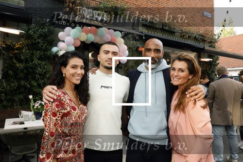 Amsterdam 29 april 2022
Opening Restaurant Poppys van Moise Trustfull Carola Kirschbaum en Britt Scholte in de amsterdamse pijp. Moise en haar broer Kayne en vader Orlando Trustfull en moeder Quinty