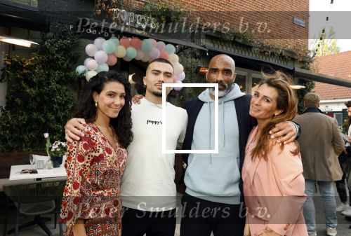 Amsterdam 29 april 2022
Opening Restaurant Poppys van Moise Trustfull Carola Kirschbaum en Britt Scholte in de amsterdamse pijp. Moise en haar broer Kayne en vader Orlando Trustfull en moeder Quinty