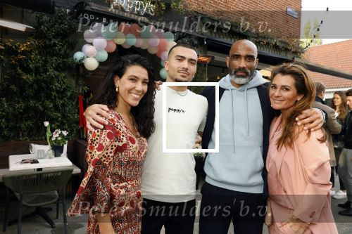 Amsterdam 29 april 2022
Opening Restaurant Poppys van Moise Trustfull Carola Kirschbaum en Britt Scholte in de amsterdamse pijp. Moise en haar broer Kayne en vader Orlando Trustfull en moeder Quinty