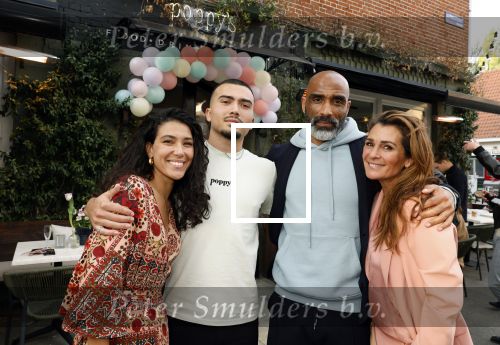 Amsterdam 29 april 2022
Opening Restaurant Poppys van Moise Trustfull Carola Kirschbaum en Britt Scholte in de amsterdamse pijp. Moise en haar broer Kayne en vader Orlando Trustfull en moeder Quinty