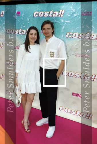Amsterdam 20 april 2022
Premiere Costa in Tuschinski. Castleden oa , Katja Schuurman Abbey Hoes Soy Kroon Stephanie v Eer Oscar Aerts Sinan Eroglu Roeland Fernhout Tina de Bruin en Lisa Zweerman . De regisseur is Jon Karhaus en Diederik Jekel heeft het script geschreven. Rapper Sjaak