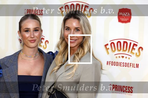 Amsterdam 10 mei 2022
Premiere Foodies in Tuschinski met oa Ilse warringa Holly Brood Sanne Langelaar Sanne Vogel Sinan Eroglu Quiah Shilue Roue Verveer en Johanna Hagen. Renee Vervoorn met haar dochter Lisa