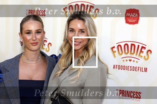 Amsterdam 10 mei 2022
Premiere Foodies in Tuschinski met oa Ilse warringa Holly Brood Sanne Langelaar Sanne Vogel Sinan Eroglu Quiah Shilue Roue Verveer en Johanna Hagen. Renee Vervoorn met haar dochter Lisa