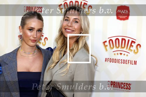 Amsterdam 10 mei 2022
Premiere Foodies in Tuschinski met oa Ilse warringa Holly Brood Sanne Langelaar Sanne Vogel Sinan Eroglu Quiah Shilue Roue Verveer en Johanna Hagen. Renee Vervoorn met haar dochter Lisa