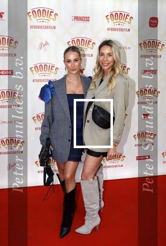 Amsterdam 10 mei 2022
Premiere Foodies in Tuschinski met oa Ilse warringa Holly Brood Sanne Langelaar Sanne Vogel Sinan Eroglu Quiah Shilue Roue Verveer en Johanna Hagen. Renee Vervoorn met haar dochter Lisa