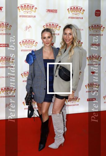 Amsterdam 10 mei 2022
Premiere Foodies in Tuschinski met oa Ilse warringa Holly Brood Sanne Langelaar Sanne Vogel Sinan Eroglu Quiah Shilue Roue Verveer en Johanna Hagen. Renee Vervoorn met haar dochter Lisa
