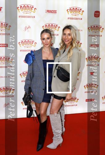 Amsterdam 10 mei 2022
Premiere Foodies in Tuschinski met oa Ilse warringa Holly Brood Sanne Langelaar Sanne Vogel Sinan Eroglu Quiah Shilue Roue Verveer en Johanna Hagen. Renee Vervoorn met haar dochter Lisa
