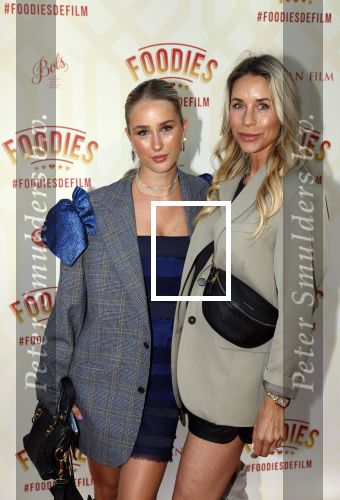 Amsterdam 10 mei 2022
Premiere Foodies in Tuschinski met oa Ilse warringa Holly Brood Sanne Langelaar Sanne Vogel Sinan Eroglu Quiah Shilue Roue Verveer en Johanna Hagen. Renee Vervoorn met haar dochter Lisa