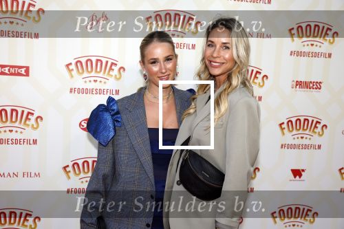 Amsterdam 10 mei 2022
Premiere Foodies in Tuschinski met oa Ilse warringa Holly Brood Sanne Langelaar Sanne Vogel Sinan Eroglu Quiah Shilue Roue Verveer en Johanna Hagen. Renee Vervoorn met haar dochter Lisa