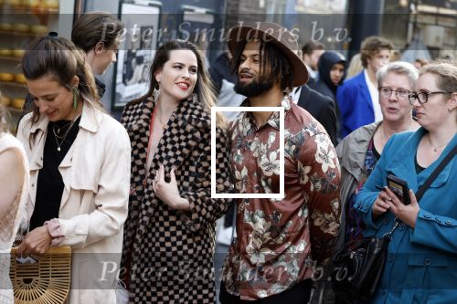 Amsterdam 10 mei 2022
Premiere Foodies in Tuschinski met oa Ilse warringa Holly Brood Sanne Langelaar Sanne Vogel Sinan Eroglu Quiah Shilue Roue Verveer en Johanna Hagen. Robin Martens met vriend