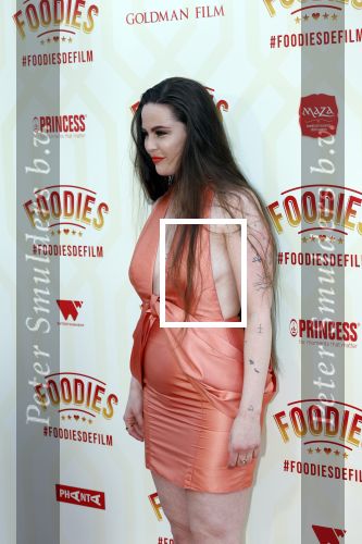 Amsterdam 10 mei 2022
Premiere Foodies in Tuschinski met oa Ilse warringa Holly Brood Sanne Langelaar Sanne Vogel Sinan Eroglu Quiah Shilue Roue Verveer en Johanna Hagen. Robin Martens met vriend