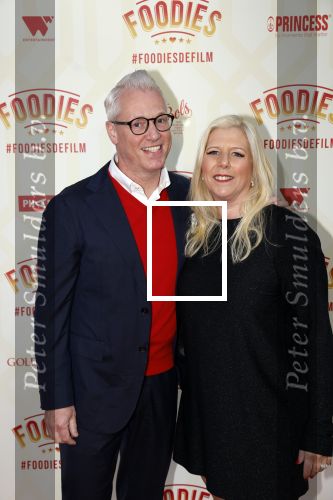 Amsterdam 10 mei 2022
Premiere Foodies in Tuschinski met oa Ilse warringa Holly Brood Sanne Langelaar Sanne Vogel Sinan Eroglu Quiah Shilue Roue Verveer en Johanna Hagen. Rudolph v Veen met zijn vrouw