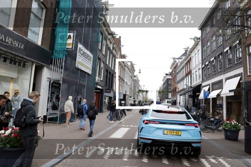 Amsterdam 15 april 2022
Carspotters fotograferen de Lamborghini Urus van Steven Bergwijn op de pc Hooftstraat