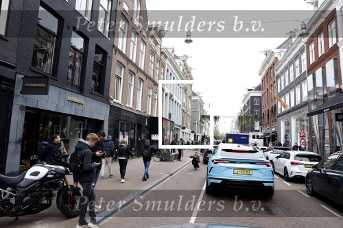 Amsterdam 15 april 2022
Carspotters fotograferen de Lamborghini Urus van Steven Bergwijn op de pc Hooftstraat