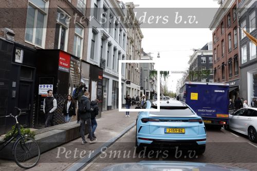 Amsterdam 15 april 2022
Carspotters fotograferen de Lamborghini Urus van Steven Bergwijn op de pc Hooftstraat