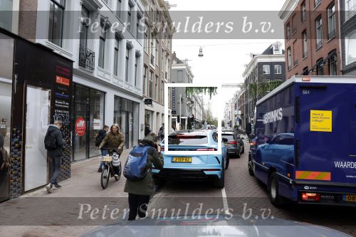 Amsterdam 15 april 2022
Carspotters fotograferen de Lamborghini Urus van Steven Bergwijn op de pc Hooftstraat