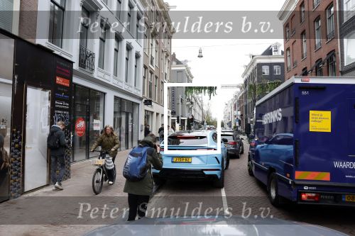 Amsterdam 15 april 2022
Carspotters fotograferen de Lamborghini Urus van Steven Bergwijn op de pc Hooftstraat