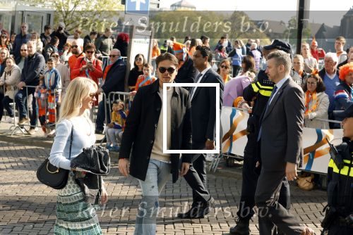 Maastricht 27 april 2022
Koningsdag wordt dit jaar in Maastricht gevierd . Aanwezig Koning Willem Alexander Koningin Maxima Prinses Amalia Prinses Alexia Prinses Ariane Prins Constantijn Prinses Laurentien Prins Maurits Prinses Marilene Prins Bernhard Prinses Annette Prins Floris Prinses Aimee Prins Pieter Christiaan en Prinses Annette. Steven jansen met de vrouyw van zijn compagnon en Dione Stax lopen over de route