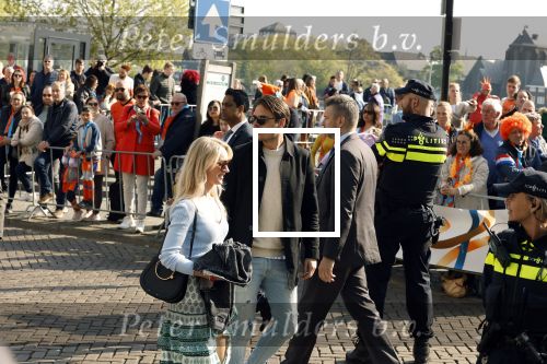 Maastricht 27 april 2022
Koningsdag wordt dit jaar in Maastricht gevierd . Aanwezig Koning Willem Alexander Koningin Maxima Prinses Amalia Prinses Alexia Prinses Ariane Prins Constantijn Prinses Laurentien Prins Maurits Prinses Marilene Prins Bernhard Prinses Annette Prins Floris Prinses Aimee Prins Pieter Christiaan en Prinses Annette. Steven jansen met de vrouyw van zijn compagnon en Dione Stax lopen over de route