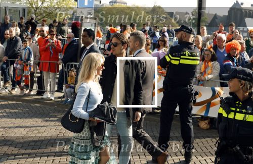 Maastricht 27 april 2022
Koningsdag wordt dit jaar in Maastricht gevierd . Aanwezig Koning Willem Alexander Koningin Maxima Prinses Amalia Prinses Alexia Prinses Ariane Prins Constantijn Prinses Laurentien Prins Maurits Prinses Marilene Prins Bernhard Prinses Annette Prins Floris Prinses Aimee Prins Pieter Christiaan en Prinses Annette. Steven jansen met de vrouyw van zijn compagnon en Dione Stax lopen over de route