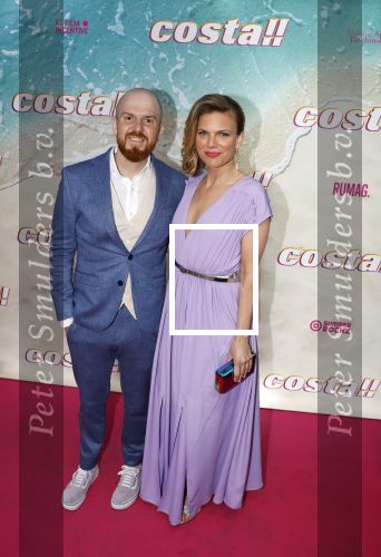 Amsterdam 20 april 2022
Premiere Costa in Tuschinski. Castleden oa , Katja Schuurman Abbey Hoes Soy Kroon Stephanie v Eer Oscar Aerts Sinan Eroglu Roeland Fernhout Tina de Bruin en Lisa Zweerman . De regisseur is Jon Karhaus en Diederik Jekel heeft het script geschreven. Tamara Brinkman met ...