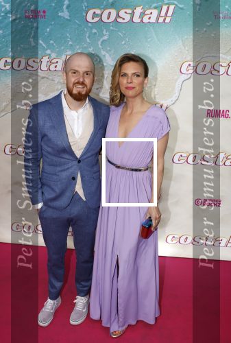 Amsterdam 20 april 2022
Premiere Costa in Tuschinski. Castleden oa , Katja Schuurman Abbey Hoes Soy Kroon Stephanie v Eer Oscar Aerts Sinan Eroglu Roeland Fernhout Tina de Bruin en Lisa Zweerman . De regisseur is Jon Karhaus en Diederik Jekel heeft het script geschreven. Tamara Brinkman met partner